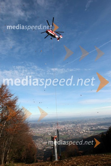 Helikoptersko postavljanje stebrov nove Pohorske vzpenjačeNova Pohorska vzpenjača - gondola, helikoptersko postavljanje stebrov