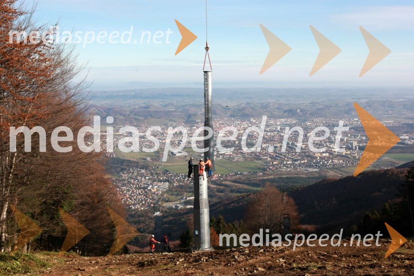 Helikoptersko postavljanje stebrov nove Pohorske vzpenjačeNova Pohorska vzpenjača - gondola, helikoptersko postavljanje stebrov