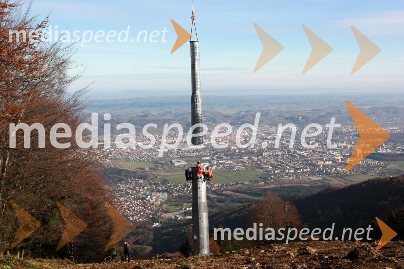 Helikoptersko postavljanje stebrov nove Pohorske vzpenjačeNova Pohorska vzpenjača - gondola, helikoptersko postavljanje stebrov