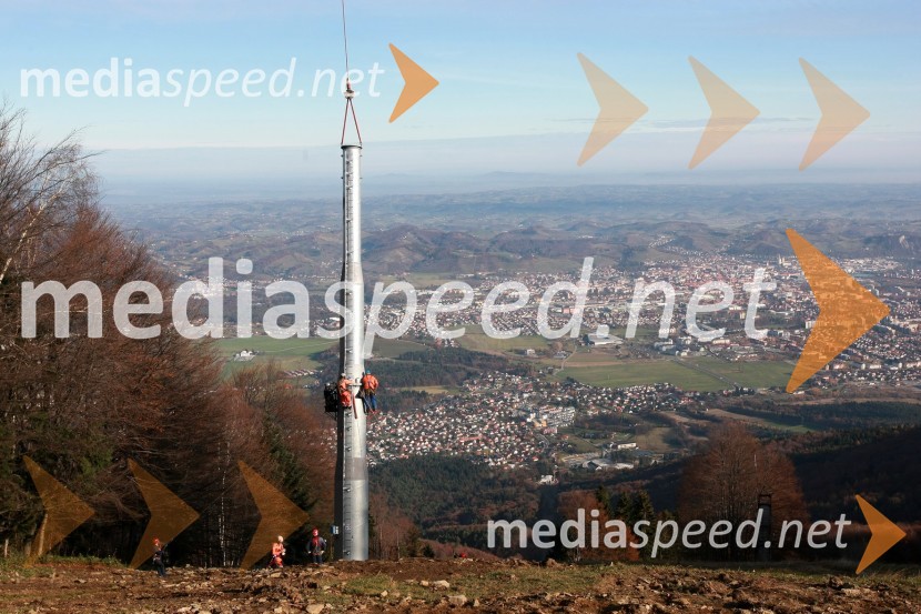 Helikoptersko postavljanje stebrov nove Pohorske vzpenjačeNova Pohorska vzpenjača - gondola, helikoptersko postavljanje stebrov