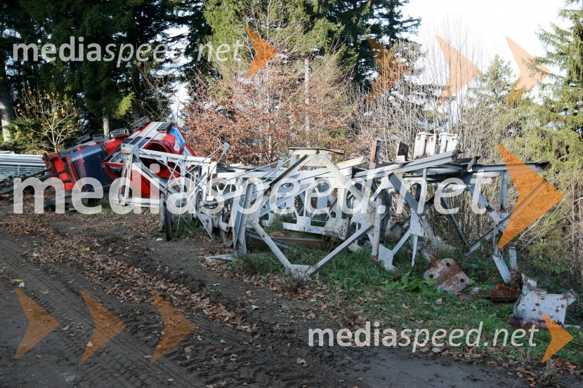 Ostanki stare Pohorske vzpenjačeNova Pohorska vzpenjača - gondola, helikoptersko postavljanje stebrov