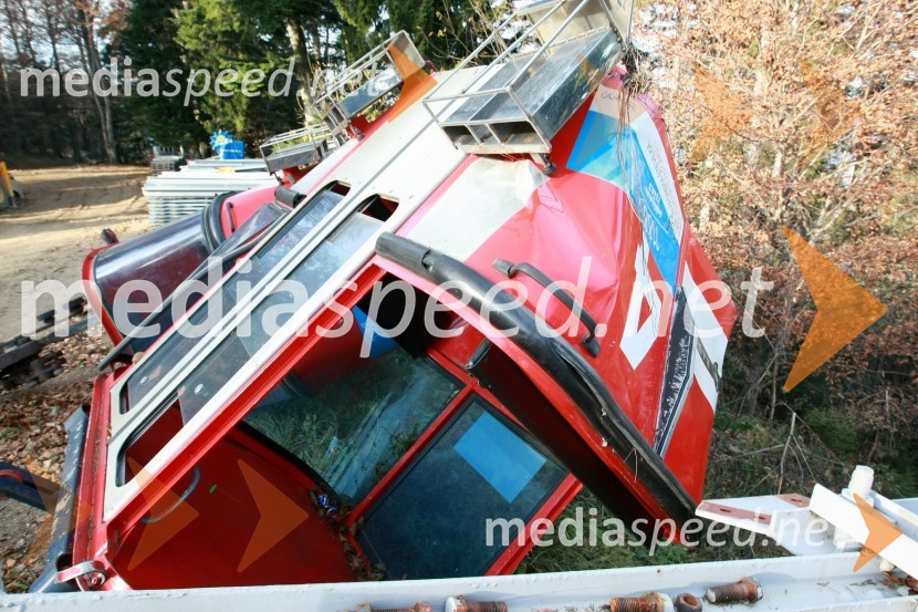 Ostanki stare Pohorske vzpenjačeNova Pohorska vzpenjača - gondola, helikoptersko postavljanje stebrov