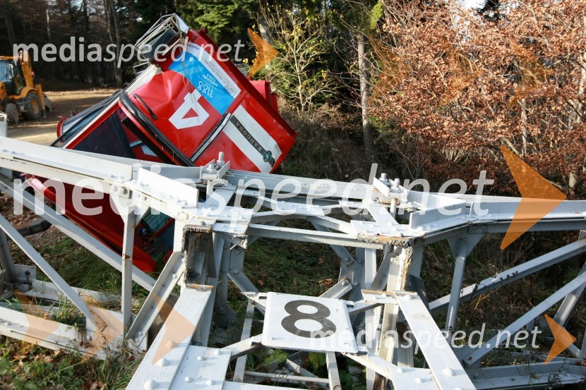 Osmi steber stare Pohorske vzpenjačeNova Pohorska vzpenjača - gondola, helikoptersko postavljanje stebrov