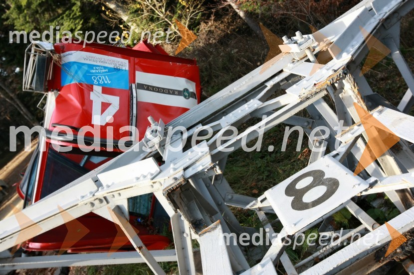 Osmi steber stare Pohorske vzpenjačeNova Pohorska vzpenjača - gondola, helikoptersko postavljanje stebrov