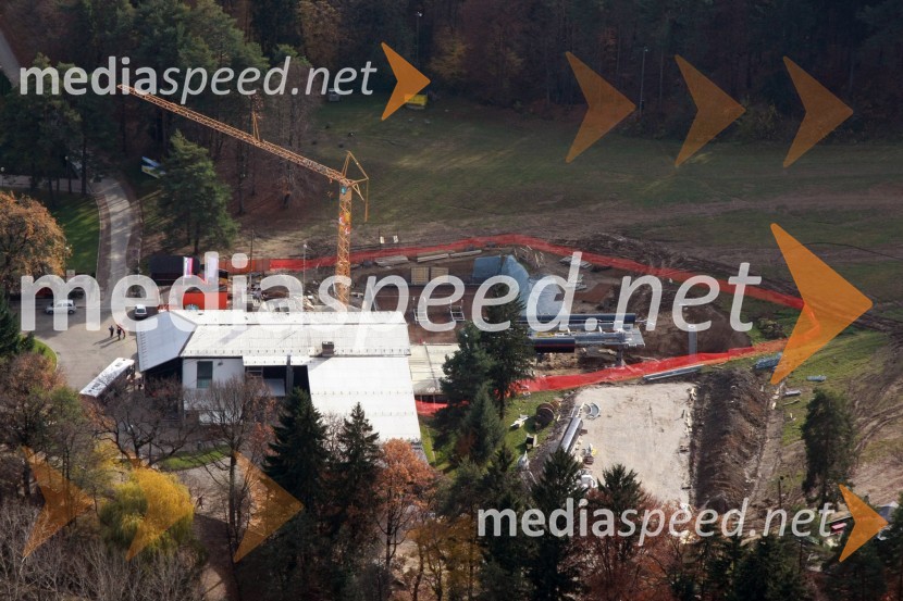 Spodnja postaja Pohorske vzpenjačeNova Pohorska vzpenjača - gondola, helikoptersko postavljanje stebrov