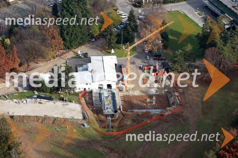 Spodnja postaja Pohorske vzpenjačeNova Pohorska vzpenjača - gondola, helikoptersko postavljanje stebrov