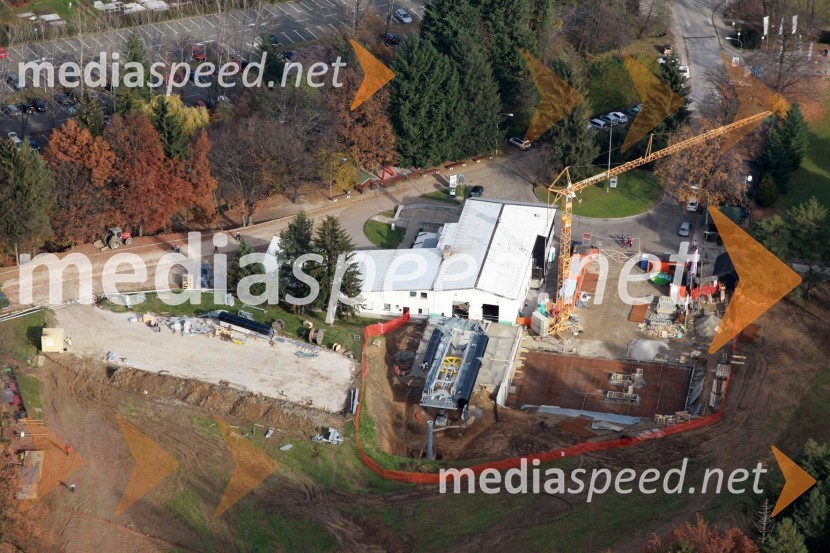 Spodnja postaja Pohorske vzpenjačeNova Pohorska vzpenjača - gondola, helikoptersko postavljanje stebrov