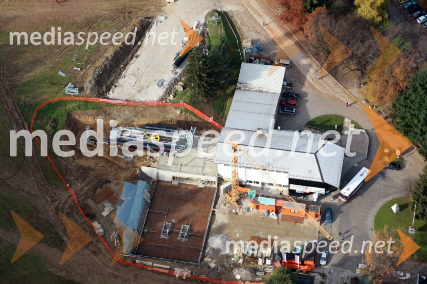 Spodnja postaja Pohorske vzpenjačeNova Pohorska vzpenjača - gondola, helikoptersko postavljanje stebrov