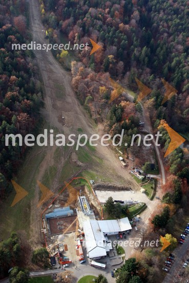 Spodnja postaja Pohorske vzpenjačeNova Pohorska vzpenjača - gondola, helikoptersko postavljanje stebrov
