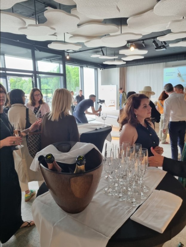 Lebdeča postelja: ko dizajn, udobje in arhitektura prostora postanejo eno