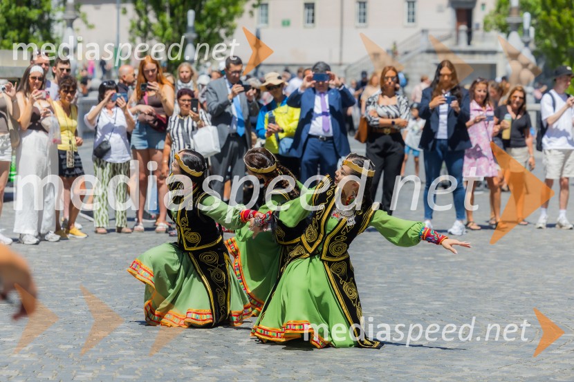 Nastop kazahstanske folklorne skupine