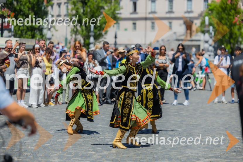 Nastop kazahstanske folklorne skupine