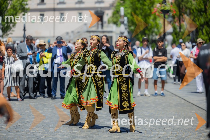 Nastop kazahstanske folklorne skupine