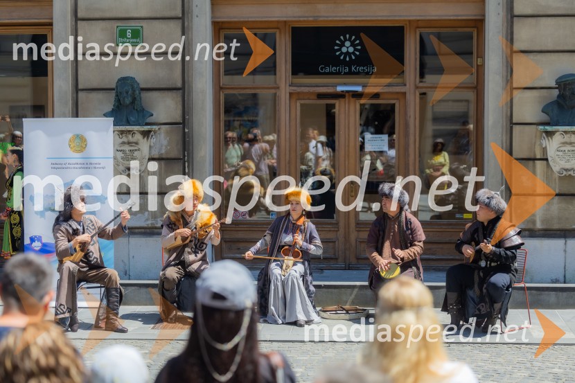 Nastop kazahstanske folklorne skupine