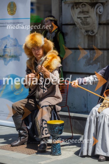 Nastop kazahstanske folklorne skupine