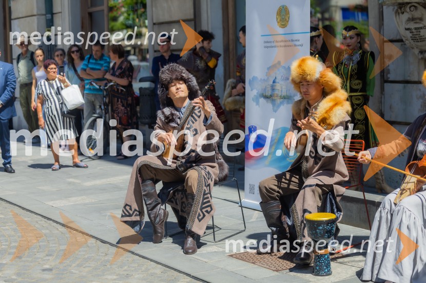 Nastop kazahstanske folklorne skupine