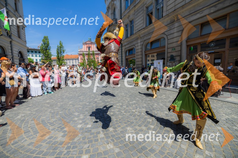 Nastop kazahstanske folklorne skupine