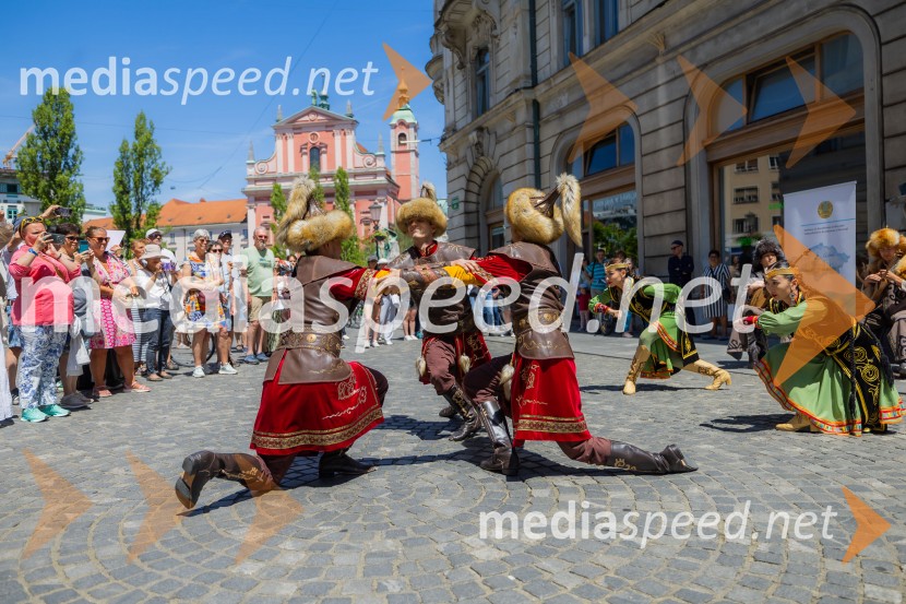 Nastop kazahstanske folklorne skupine