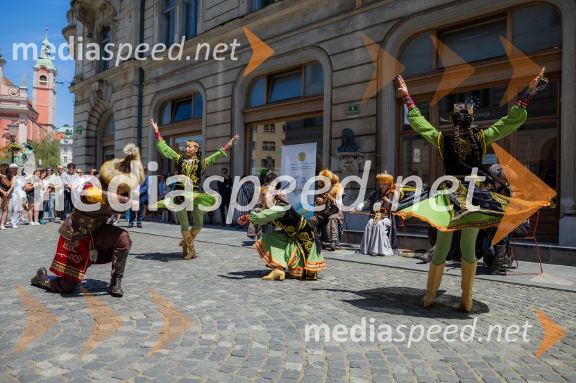 Nastop kazahstanske folklorne skupine