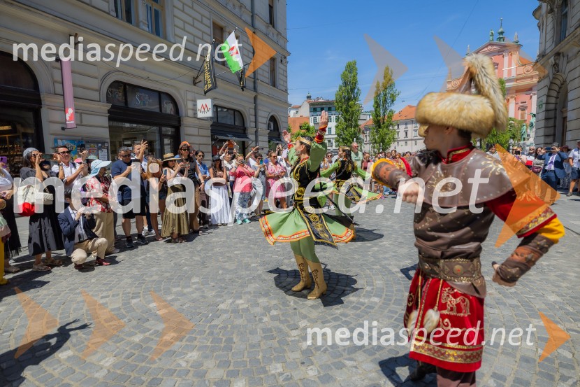 Nastop kazahstanske folklorne skupine