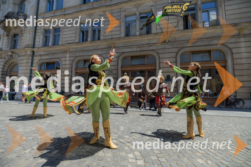 Nastop kazahstanske folklorne skupine