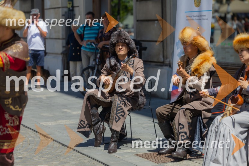 Nastop kazahstanske folklorne skupine