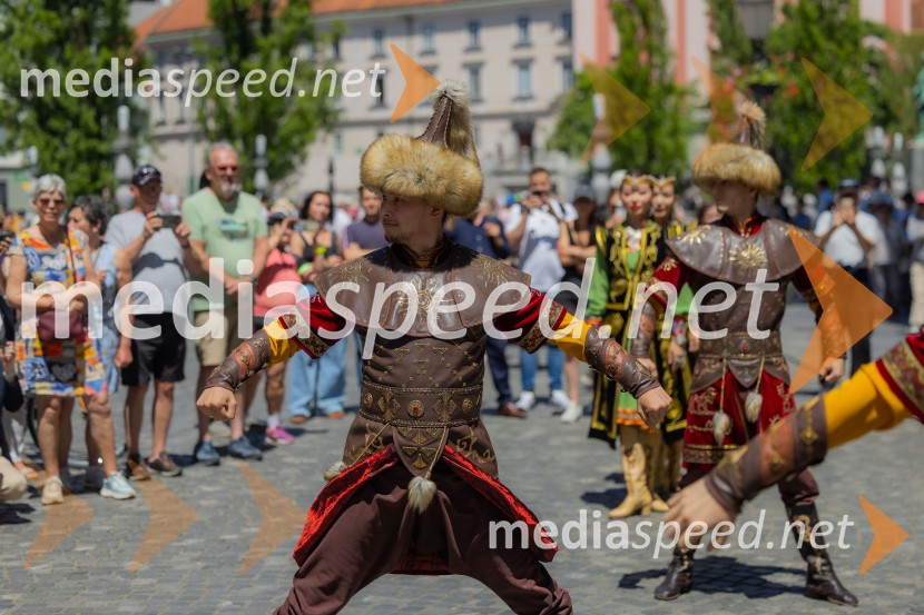 Nastop kazahstanske folklorne skupine