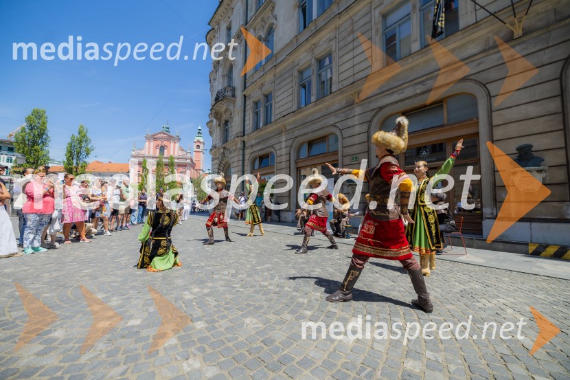 Nastop kazahstanske folklorne skupine