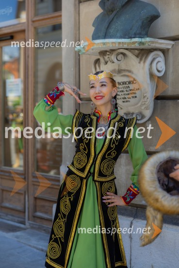 Nastop kazahstanske folklorne skupine