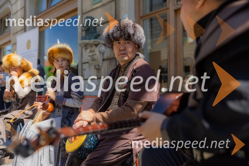 Nastop kazahstanske folklorne skupine