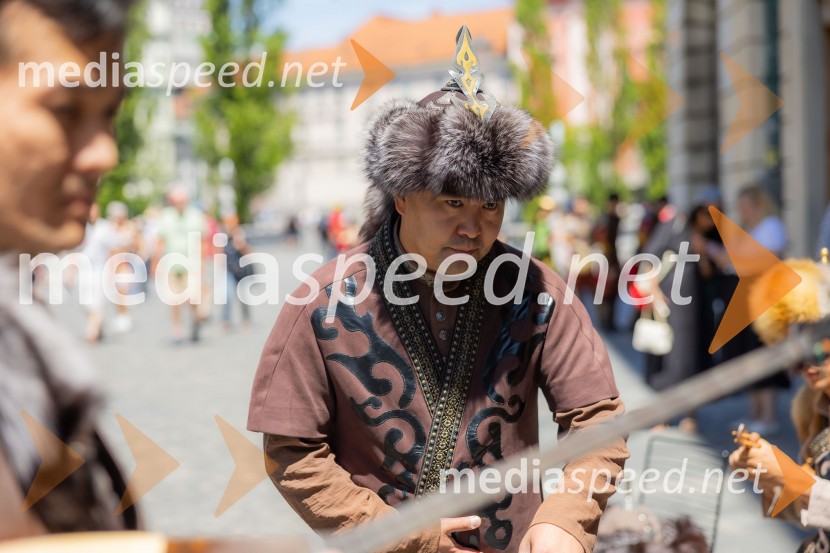 Nastop kazahstanske folklorne skupine