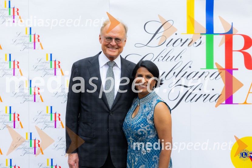 Janez  Škrabec, direktor Riko d.o.o.;  Vesna Nisha Dolinar, predsednica SILA 2012-2013 in lastnica restavracije Namaste26. Kresna noč Lions kluba Ljubljana Iliria