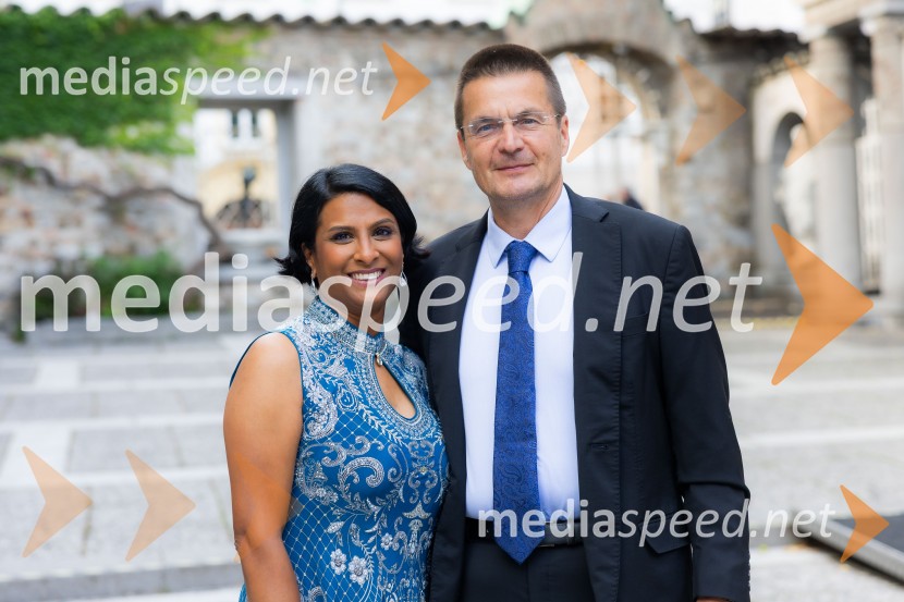  Vesna Nisha Dolinar, predsednica SILA 2012-2013 in lastnica restavracije Namaste;  ... 26. Kresna noč Lions kluba Ljubljana Iliria