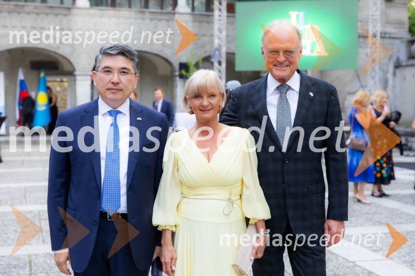 Nj. Eksc. Altay Abibullayev, veleposlanik Kazahstana;  Sonja Poljanšek Škrabec, lastnica Welness centra Sunny;  Janez  Škrabec, direktor Riko d.o.o.26. Kresna noč Lions kluba Ljubljana Iliria
