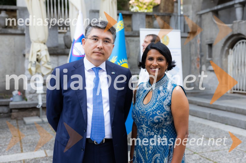 Nj. Eksc. Altay Abibullayev, veleposlanik Kazahstana;  Vesna Nisha Dolinar, predsednica SILA 2012-2013 in lastnica restavracije Namaste26. Kresna noč Lions kluba Ljubljana Iliria