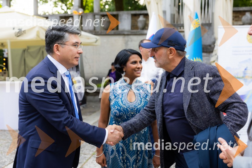 Nj. Eksc. Altay Abibullayev, veleposlanik Kazahstana;  Vesna Nisha Dolinar, predsednica SILA 2012-2013 in lastnica restavracije Namaste;  ... 26. Kresna noč Lions kluba Ljubljana Iliria