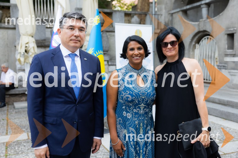 Nj. Eksc. Altay Abibullayev, veleposlanik Kazahstana;  Vesna Nisha Dolinar, predsednica SILA 2012-2013 in lastnica restavracije Namaste;  ... 26. Kresna noč Lions kluba Ljubljana Iliria