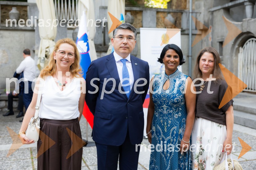  Barbara Reya, fotografinja; Nj. Eksc. Altay Abibullayev, veleposlanik Kazahstana;  Vesna Nisha Dolinar, predsednica SILA 2012-2013 in lastnica restavracije Namaste;  ... 26. Kresna noč Lions kluba Ljubljana Iliria
