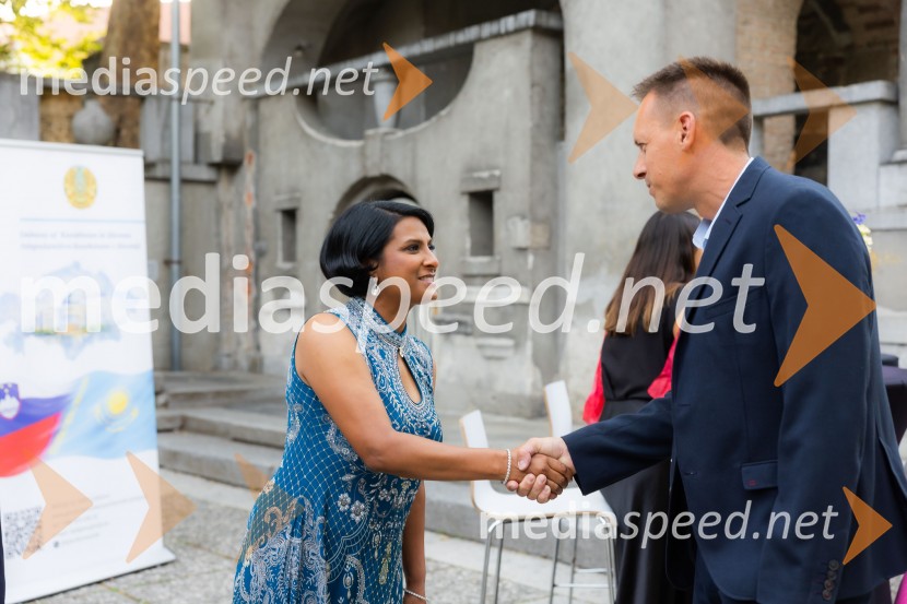  Vesna Nisha Dolinar, predsednica SILA 2012-2013 in lastnica restavracije Namaste;  ... 26. Kresna noč Lions kluba Ljubljana Iliria