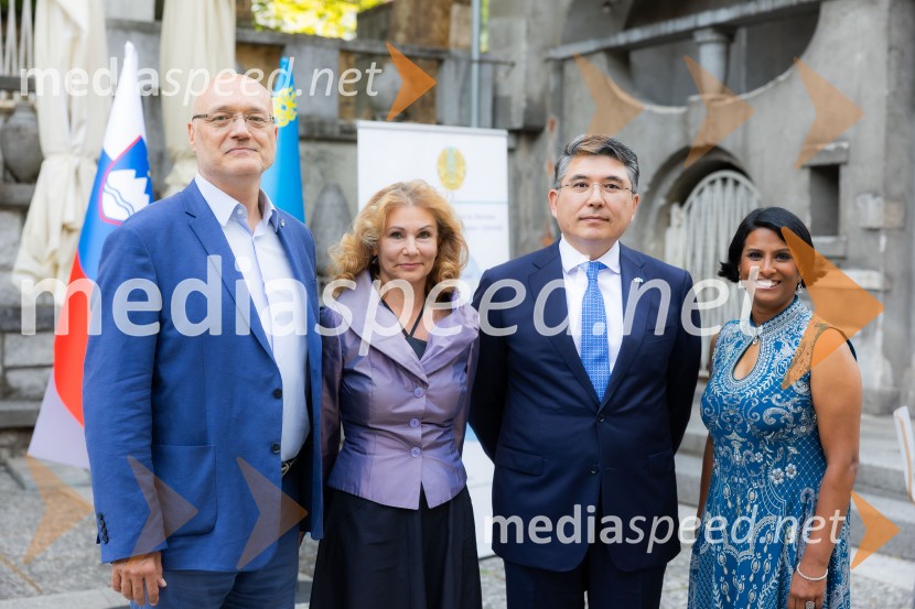  Borut Grmšek, član, Lions klub Ljubljana Iliria;  ... ; Nj. Eksc. Altay Abibullayev, veleposlanik Kazahstana;  Vesna Nisha Dolinar, predsednica SILA 2012-2013 in lastnica restavracije Namaste26. Kresna noč Lions kluba Ljubljana Iliria