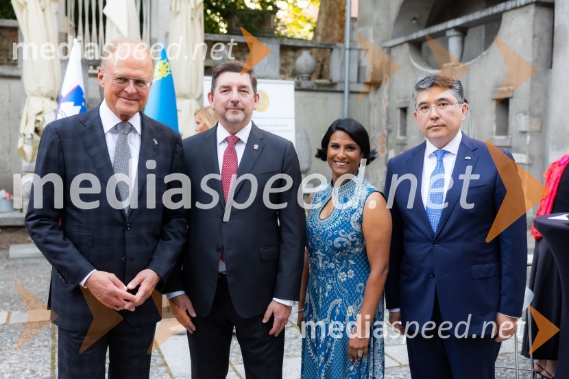  Janez  Škrabec, direktor Riko d.o.o.; dr. Aleš Musar, lastnik Ruske dače;  Vesna Nisha Dolinar, predsednica SILA 2012-2013 in lastnica restavracije Namaste; Nj. Eksc. Altay Abibullayev, veleposlanik Kazahstana26. Kresna noč Lions kluba Ljubljana Iliria