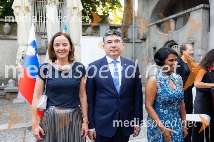  Tamara Zajec Balažič, direktorica, SPIRIT Slovenija; Nj. Eksc. Altay Abibullayev, veleposlanik Kazahstana;  Vesna Nisha Dolinar, predsednica SILA 2012-2013 in lastnica restavracije Namaste26. Kresna noč Lions kluba Ljubljana Iliria