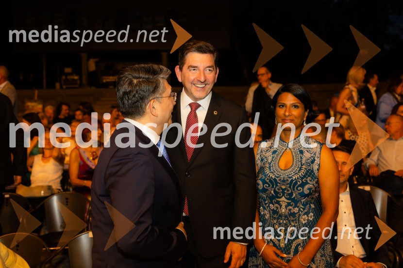 Nj. Eksc. Altay Abibullayev, veleposlanik Kazahstana; dr. Aleš Musar, lastnik Ruske dače;  Vesna Nisha Dolinar, predsednica SILA 2012-2013 in lastnica restavracije Namaste26. Kresna noč Lions kluba Ljubljana Iliria