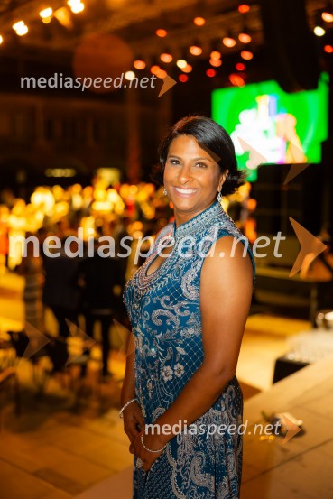  Vesna Nisha Dolinar, predsednica SILA 2012-2013 in lastnica restavracije Namaste26. Kresna noč Lions kluba Ljubljana Iliria