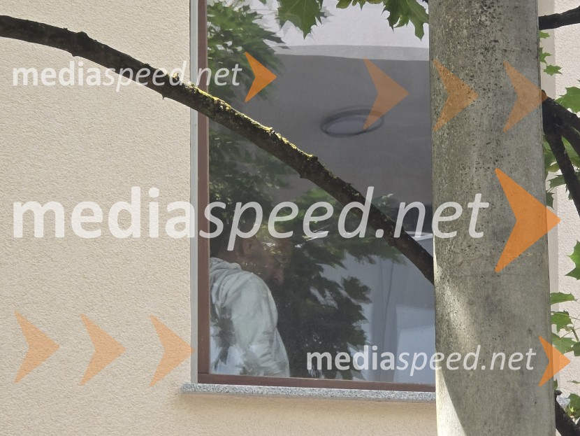 V stanovanju v Mariboru našli mrtvi osebi