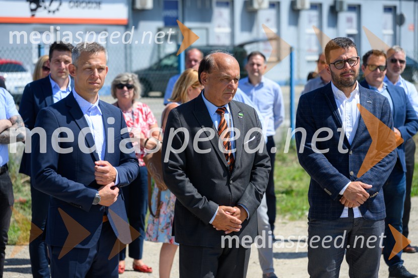  Miha Bezjak, direktor, F.A. MAIK d.o.o.;  Marjan Bezjak,  F.A. Maik d.o.o.;  Tadej Bezjak, direktor, F.A. MAIK d.o.o.Položitev temeljnega kamna za poslovno-skladiščni kompleks CUBO