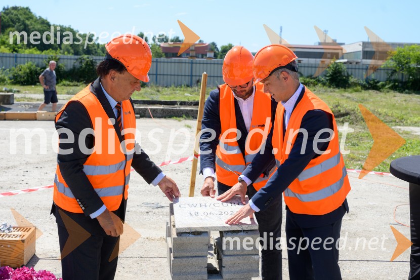  Marjan Bezjak,  F.A. Maik d.o.o.;  Tadej Bezjak, direktor, F.A. MAIK d.o.o.;  Miha Bezjak, direktor, F.A. MAIK d.o.o.Položitev temeljnega kamna za poslovno-skladiščni kompleks CUBO