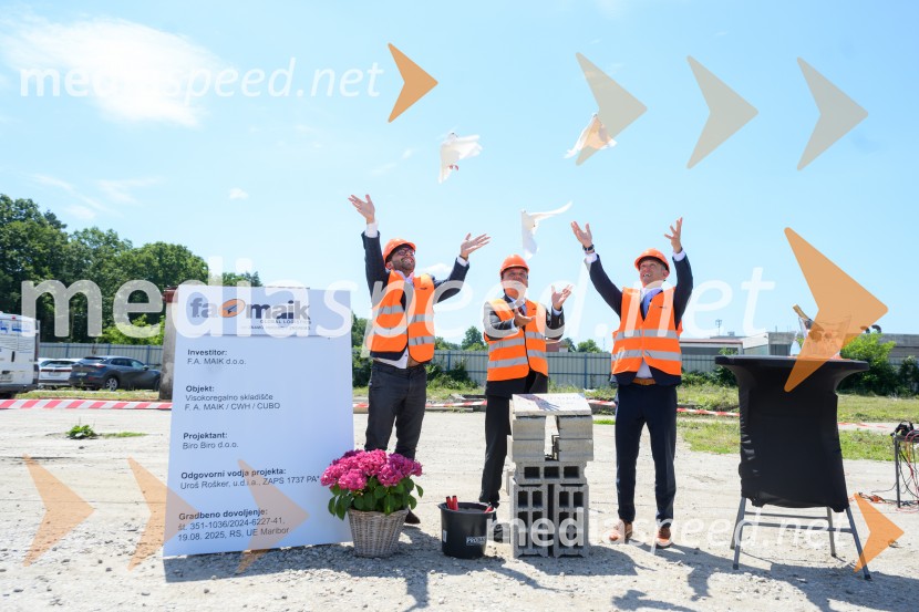  Tadej Bezjak, direktor, F.A. MAIK d.o.o.;  Marjan Bezjak,  F.A. Maik d.o.o.;  Miha Bezjak, direktor, F.A. MAIK d.o.o.Položitev temeljnega kamna za poslovno-skladiščni kompleks CUBO