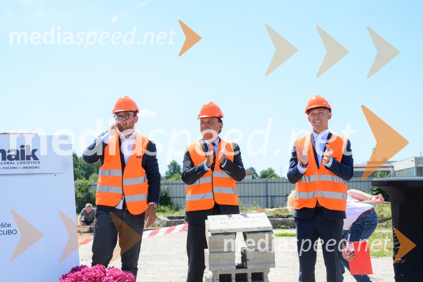  Tadej Bezjak, direktor, F.A. MAIK d.o.o.;  Marjan Bezjak,  F.A. Maik d.o.o.;  Miha Bezjak, direktor, F.A. MAIK d.o.o.Položitev temeljnega kamna za poslovno-skladiščni kompleks CUBO
