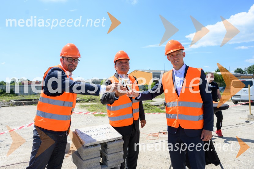  Tadej Bezjak, direktor, F.A. MAIK d.o.o.;  Marjan Bezjak,  F.A. Maik d.o.o.;  Miha Bezjak, direktor, F.A. MAIK d.o.o.Položitev temeljnega kamna za poslovno-skladiščni kompleks CUBO